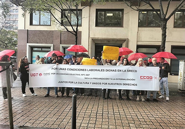 Sindicatos de la Sociedad de Cultura se concentran ante la Consejería para exigir la negociación de su convenio colectivo